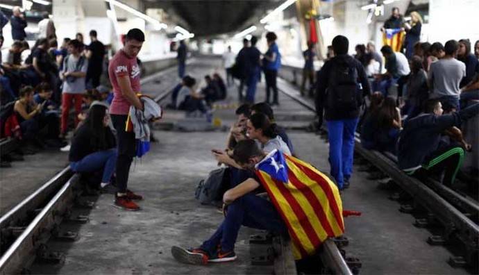 Cataluña: bloquean vías de tren y 150.000 personas se quedan sin viajar