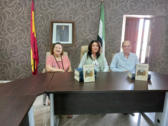 Los autores y la alcaldesa Olga Tello
