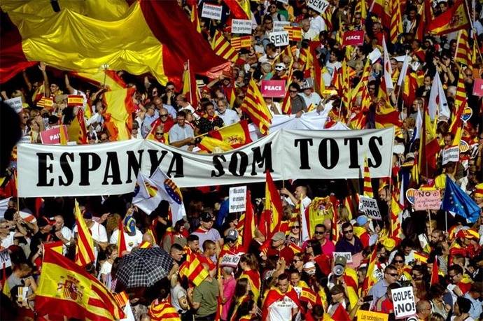 “Recuperemos la sensatez”, gritan españoles en Barcelona