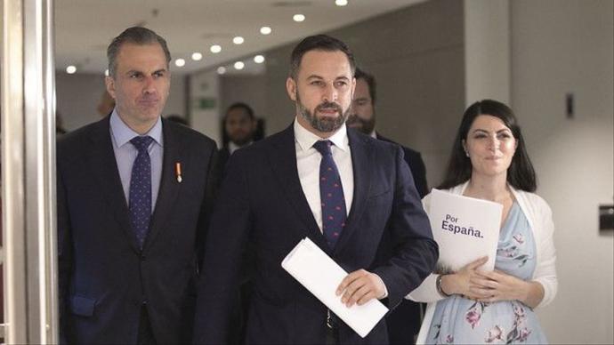 Javier Ortega Smith, Santiago Abascal y Macarena Olona en los pasillos del Congreso