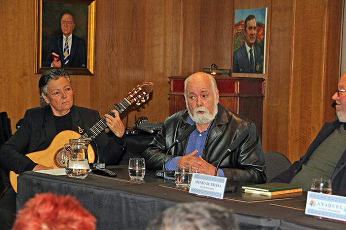 Triana muestra su mejor cara cultural en un homenaje al escultor Jesús Gavira en Sevilla