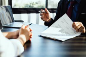 De la teoría a la práctica: Aplicando lo que aprendes en los mercados reales