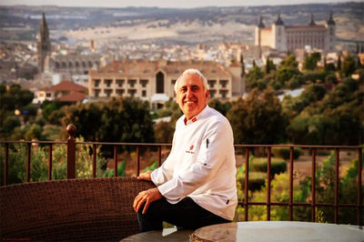 ADOLFO EN LA TERRAZA DE SU HOTEL