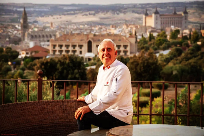 ADOLFO EN LA TERRAZA DE SU HOTEL