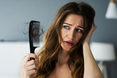 ¿Es normal que se caiga más el cabello en primavera?