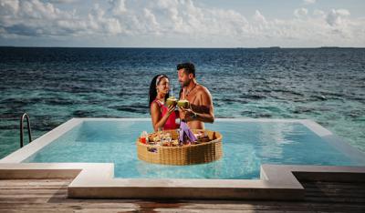 Desayuno flotante en tu piscina privad