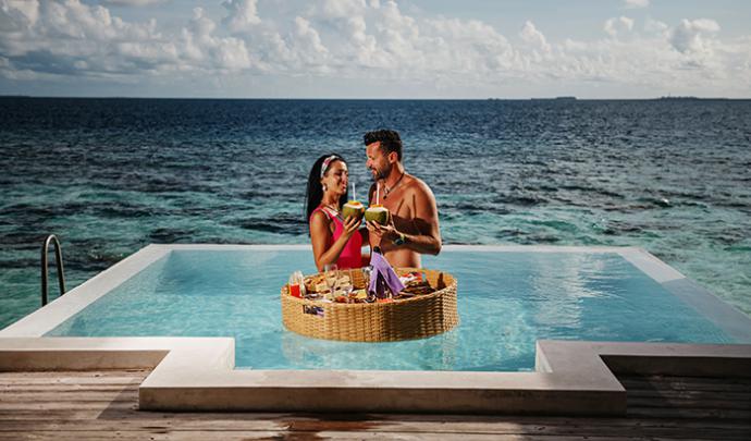 Desayuno flotante en tu piscina privad