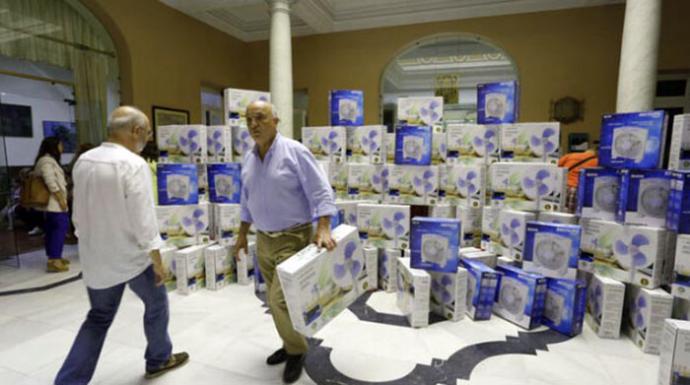 El Ateneo entrega 150 ventiladores a familias vulnerables y con pobreza energética en plena ola de calor en Sevilla