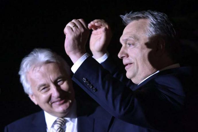 El primer ministro de Hungría, Viktor Orban (derecha) celebra las votaciones que le dieron su tercer mandato consecutivo en el poder.
