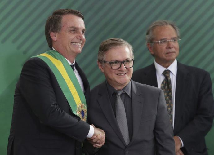 Jair Bolsonaro junto a su ministro de Educación Ricardo Vélez Rodríguez el 1 de enero. Tres meses después lo despidió. 