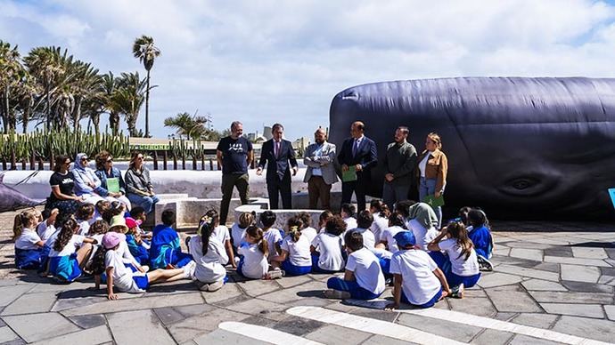  Un grupo de escolares durante una visita guiada a la exposición. Foto: LP