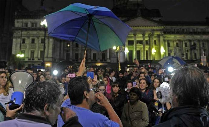 Policía reprime protesta de maestros en Argentina