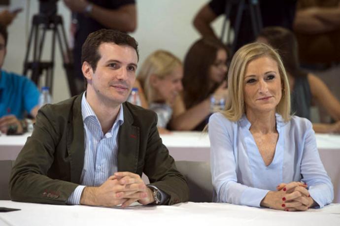 La dimisión de Cifuentes pone a Casado ante el espejo: semejanzas y diferencias entre sus dos másteres