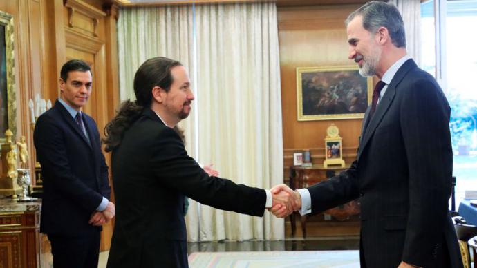 Felipe VI saluda al vicepresidente segundo, Pablo Iglesias, en presencia del presidente del Gobierno, Pedro Sánchez. Pool - Archivo