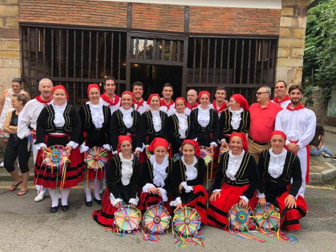 El grupo de danzas Voces Cántabras mostró el folclore regional en Londres en 1932