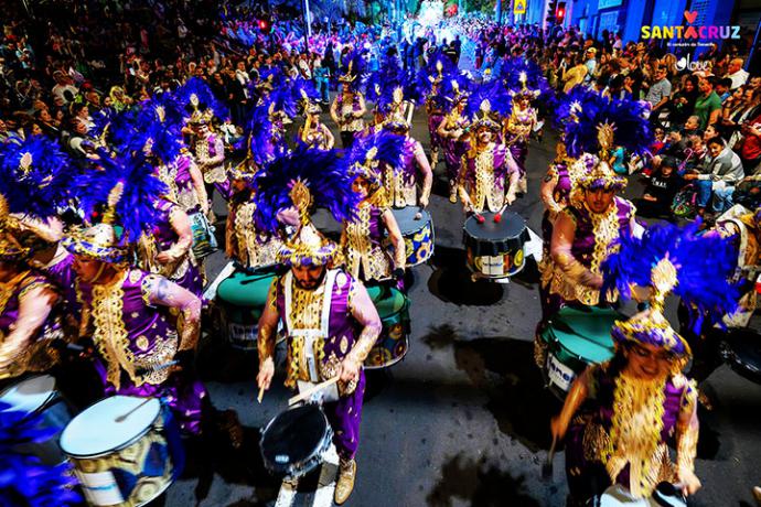 La Cabalgata Anunciadora da la salida al Carnaval callejero de Santa Cruz de Tenerife