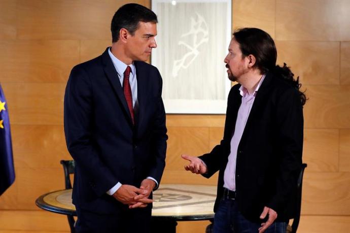 El presidente del gobierno Pedro Sánchez (i) y el líder de Podemos Pablo Iglesias, 