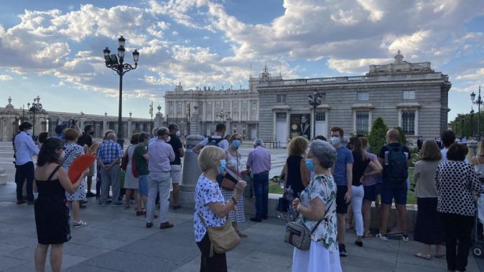 Familiares a las puertas de la catedral que no pudieron presenciar la misa. M.Z. 