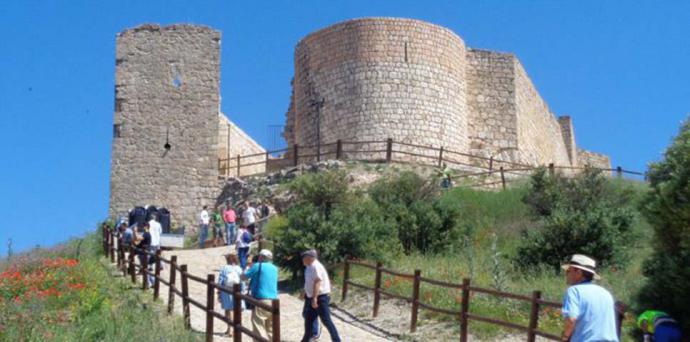 Turistas españoles visitan  un castillo (imagen de referencia)