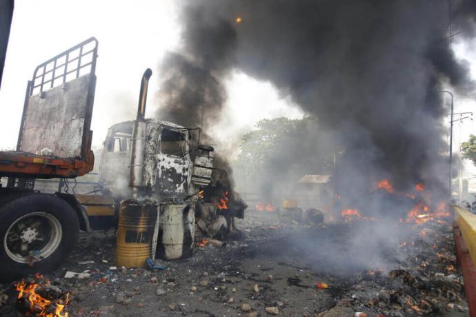 Uno de los camiones con ayuda que fue quemado al pasar a Venezuela. Según la oposición, eso es un crimen de lesa humanidad.