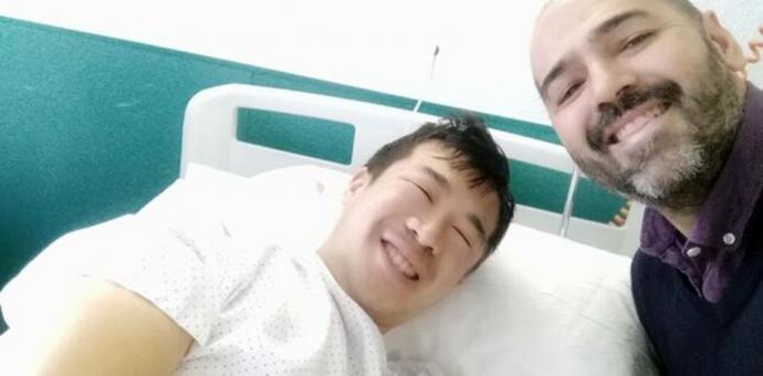 Thomas Liu en el hospital con un amigo IMAGEN CEDIDA