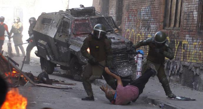 Los Carabineros le rompieron la cabeza y el pómulo a Patricio Bao, acción que ha indignado a la sociedad de Chile.