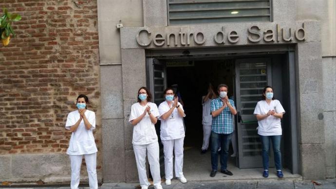 Médicos y personal sanitario en la puerta del Centro de Salud de Lavapiés. elDiario.es 