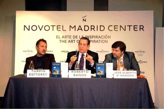 De (i) a (d), José Manuel Martín de Turpin Editores, Roberto Baños autor del libro y José Alberto García Anadón, director del Hotel Novotel  lugar de presentación de la obra.