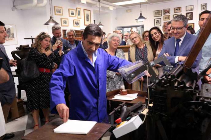La antigua imprenta Sur de la Diputación de Málaga resurge con los versos de Manuel Alcántara