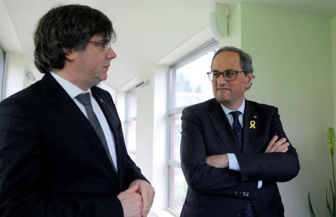 El presidente de la Generalitat, Quim Torra (d) y el expresidente catalán Carles Puigdemont (i)