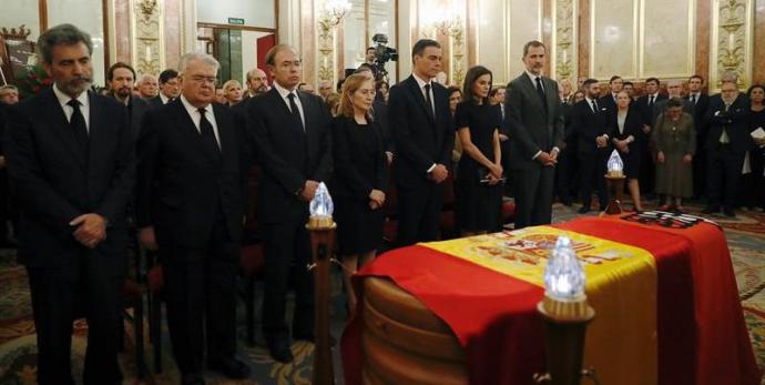 Los reyes Felipe VI (7-i), y doña Letizia (6-i) y el presidente del Gobierno en funciones, Pedro Sánchez (5-i), entre otros, durante la capilla ardiente del exvicepresidente del Gobierno Alfredo Pérez Rubalcaba