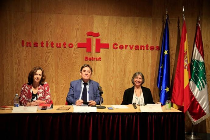 Luis García Montero, hoy en el Cervantes de Beirut, flanqueado por la secretaria general del Instituto, Carmen Noguero (izda.) y por la directora del centro, Yolanda Soler. Foto: Instituto Cervantes / Luis Yugo 