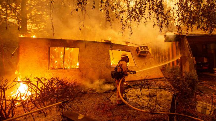 Nueve muertos y miles de evacuados por incendios en California