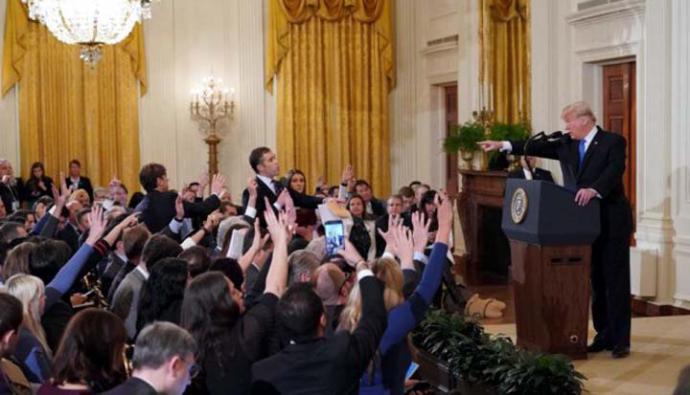 Trump insulta a dos periodistas y advierte que podría retirar más acreditaciones