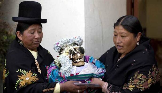 Bolivia: La 'Fiesta de las ñatitas', el culto a los cráneos milagrosos