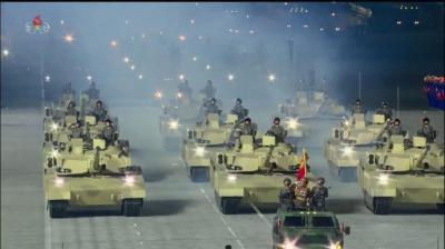 Corea del Norte: Muestra en un masivo desfile de su poderío militar realizado en la madrugada