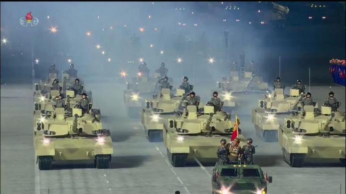 Corea del Norte: Muestra en un masivo desfile de su poderío militar realizado en la madrugada