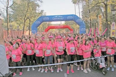 La Marcha Rosa contra el cáncer recorrió las calles de Sevilla