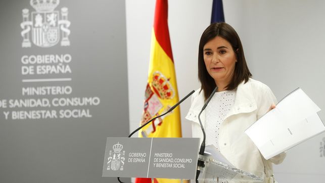 La ministra de Sanidad cambia su versión y dice ahora que cursó el máster a distancia