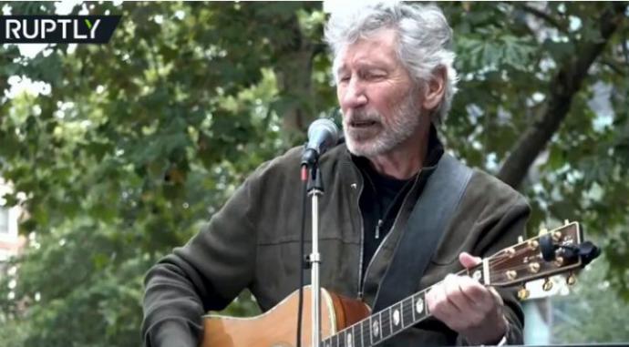 Roger Waters, bajista de Pink Floyd interpreta “Wish You Were Here” para la demostración de Assange en Londres