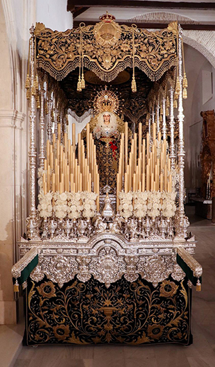  El manto del torero Reverte y la saya de Rodríguez Ojeda, joyas históricas en la Virgen de las Angustias de Alcalá del Río