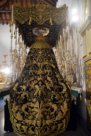  El manto del torero Reverte y la saya de Rodríguez Ojeda, joyas históricas en la Virgen de las Angustias de Alcalá del Río