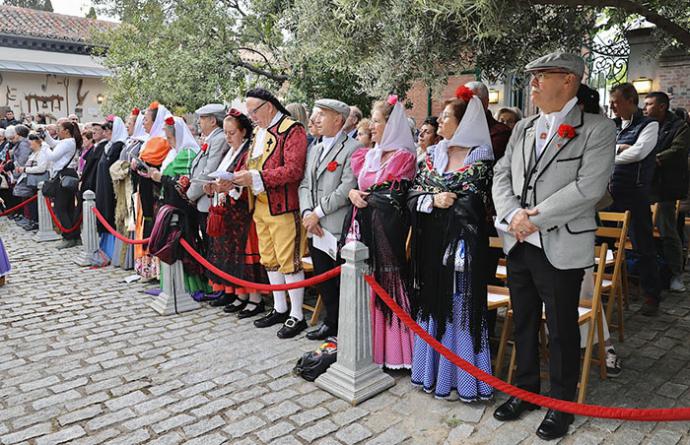 La Cofradía del Cocido Madrileño inicia San Isidro con ofrenda de garbanzos