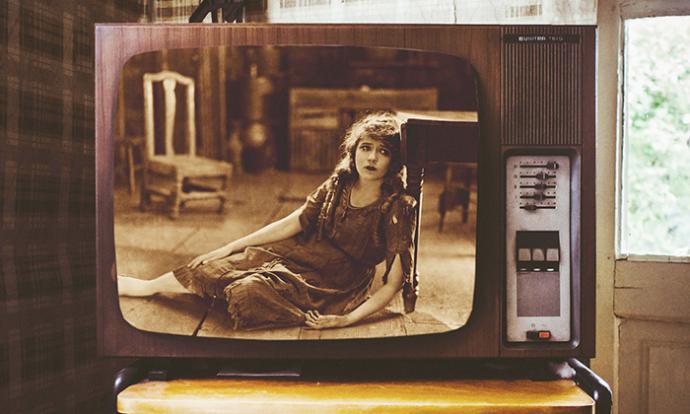 Antiguo TV en B/N (crédito foto;: pixabay.com – imagen de referencia)