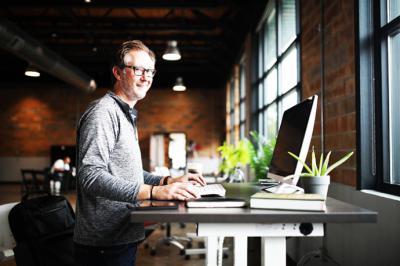 Un buen escritorio hará que tu trabajo sea más cómodo y fácil. (crédito foto: pixabay.com – imagen de referencia)