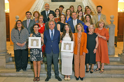 El alcalde José Luis Saez recibe a María Villanueva y Gala Barrera, quienes han logrado un 14 y un 13,97 en las pruebas de selectividad