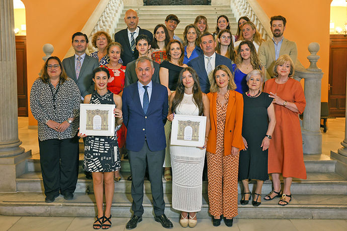 El alcalde José Luis Saez recibe a María Villanueva y Gala Barrera, quienes han logrado un 14 y un 13,97 en las pruebas de selectividad