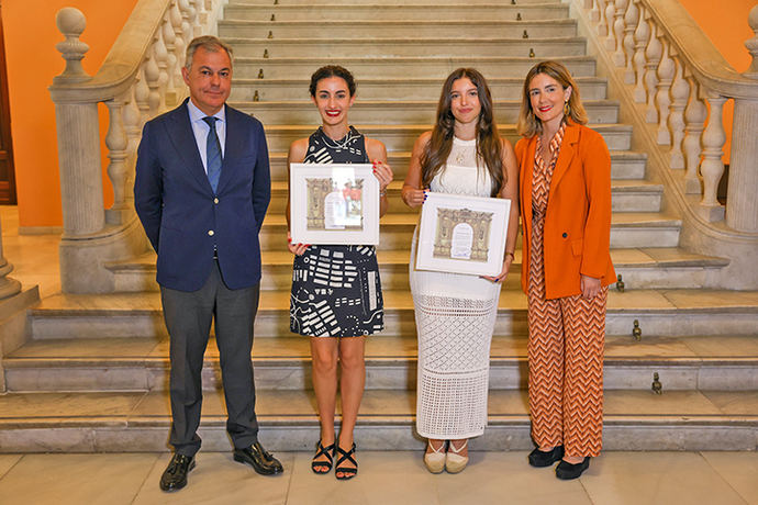 El alcalde José Luis Saez recibe a María Villanueva y Gala Barrera, quienes han logrado un 14 y un 13,97 en las pruebas de selectividad