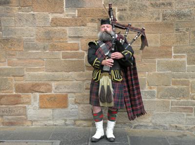 El kilt, conocido popularmente como falda escocesa, es la prenda más típica de Escocia e Irlanda