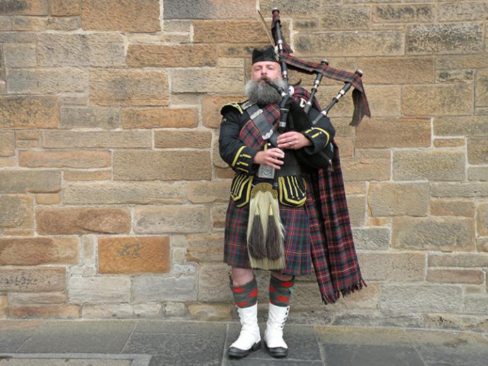 El kilt, conocido popularmente como falda escocesa, es la prenda más típica de Escocia e Irlanda